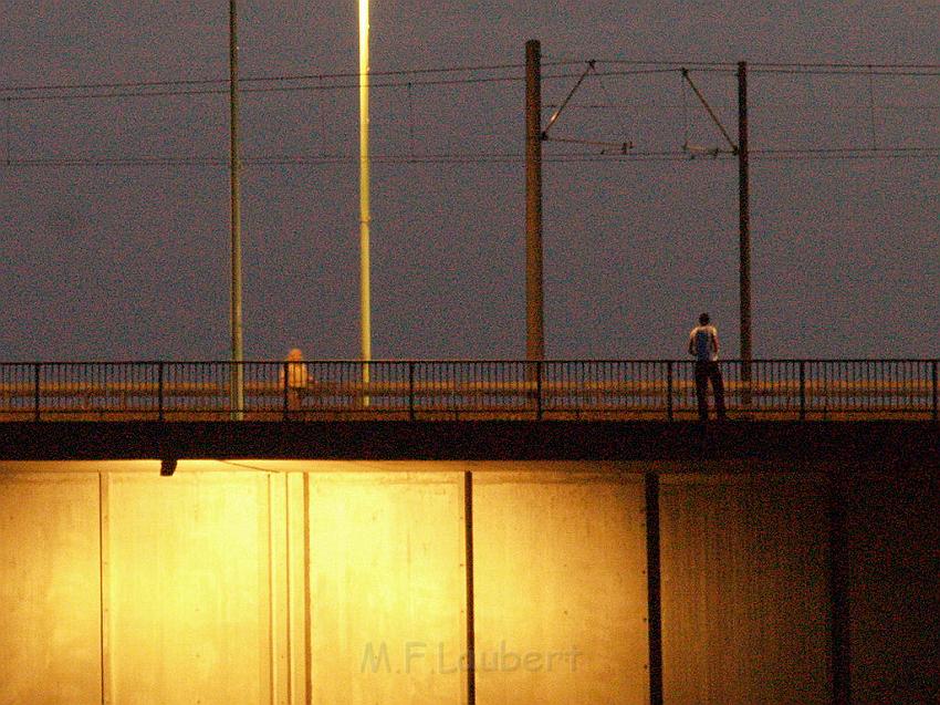 Lebensmueder mit Pistole Koeln Deutzer Bruecke P54.JPG